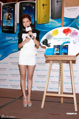 幻灯图：AngelaBaby性感露背 避谈恋情称与工作拍拖 