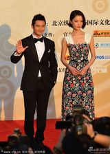 组图：黄晓明携杜鹃着黑色西装亮相闭幕红毯