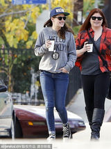 组图：暮光女外出与友人热聊 疑走出分手阴影