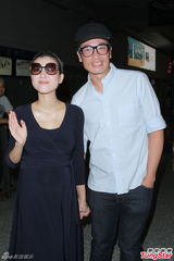 高清图：陈豪接怀孕娇妻返港 摸老婆肚难掩兴奋