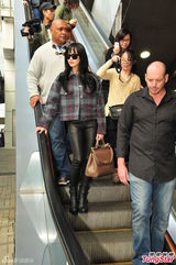 高清组图：宋茜抵港洋保镖护驾 呢格外套洋气