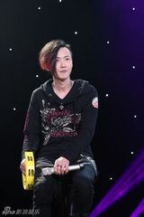 组图：黄义达首度试水校园不插电 坦言压力大