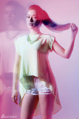 组图：江映蓉最新时装片曝光 幻影拍摄秀美腿