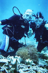 组图：王全安张雨绮冲绳潜水 庆祝结婚一周年纪念