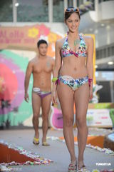 组图：Jessica C比基尼秀美胸俏臀 自曝找到新对象