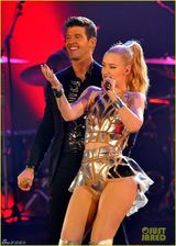 组图：罗宾献唱换女搭档 称不再与麦莉合唱