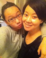 组图：闫妮13岁女儿近照曝光 “小佟掌柜”乖巧可爱