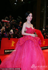 组图：霍思燕红裙现身电影节红毯 不惧严寒秀美背