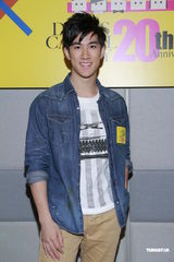 组图：文咏珊否认与旧爱复合 指刘浩龙非旧爱