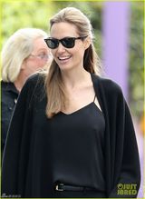 组图：朱莉携子女游玩 豪乳依旧真空激凸