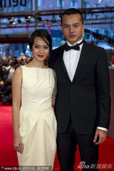 组图：《动物园的明信片》首映 切丽尔获导演护花