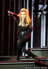 组图：麦当娜挑逗肌肉男上演致命诱惑