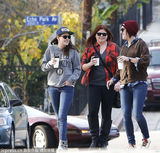 组图：暮光女外出与友人热聊 疑走出分手阴影