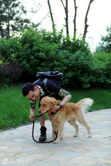 组图：王凯户外迷彩写真 阳光型男爱心魅力