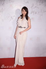 组图：群星亮相《首映》慈善跨年晚会红毯