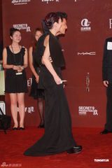 高清图：杨千嬅丁子高恩爱现身 杨千嬅黑装霸气