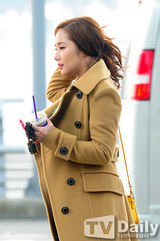 组图：韩星朴敏英赴港 穿驼色大衣甜笑亲和