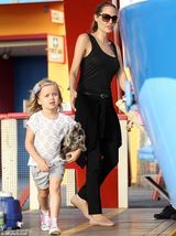 组图：朱莉带龙凤胎玩遍游乐场 母女抱玩偶卖萌