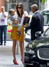 组图：辣妈米兰达风姿绰约 宝贝儿子诠释“天然呆”