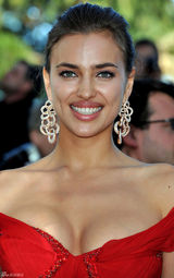 组图：C罗超模女友戛纳走秀展玉腿深沟