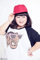 组图：臧洪娜夏日写真出炉 小红帽玩转运动风