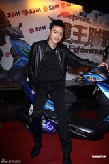 组图：阮经天代言机车 新片搞神秘不知女主角