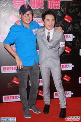 组图：王祖蓝携女友出席首映礼 美人环绕笑开颜