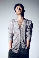 幻灯图：黄晓明俊朗写真 风声中的一把刀