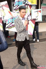 组图：Echo为个唱街头拉票 预告再现“好神舞”