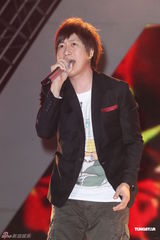 组图：品冠五月天携手丁当 开唱摇滚周末夜 