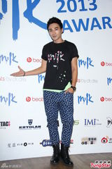 组图：炎亚纶胡宇崴活动现身引粉丝尖叫