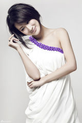 组图：郭珍霓全新清丽大片 新剧塑造抗日巾帼英雄