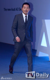 组图：崔始源河正宇尹翰等亮相活动型男比拼