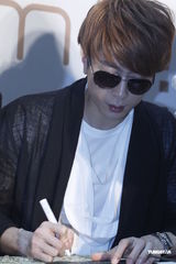 组图：韩星李在元签唱 全场戴大黑超