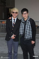 组图：谭咏麟杜莉萨钟镇涛为已故音乐人Joey V开唱