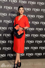 组图：黄奕出席时装周优雅变装 度中秋思念女儿