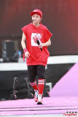 组图：香港巨蛋音乐节f(x)领衔冒台风献歌舞