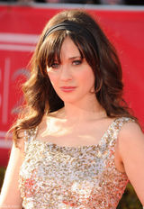 组图：佐伊妹妹着金色亮片裙甜美走红毯