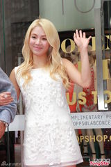 组图：桂纶镁和韩国少女时代孝渊黄发出席活动