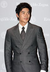 高清图：东方神起郑允浩等亮相派对 着正装型男范儿