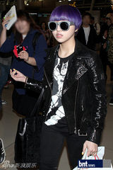 组图：少女时代KARA为赴K-POP演唱会亮相机场