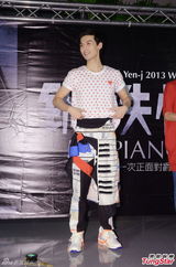 组图：严爵个唱秀舞技 打死不肯脱衣露腹肌