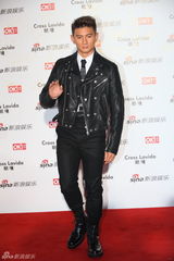 组图：众星亮相街拍盛典 王珞丹运动吴奇隆酷帅