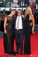 组图：《嫉妒》举行首映 女星紧身裙秀曲线