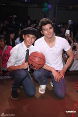 组图：林晖闵庆生众星祝福 大方对郭采洁示爱