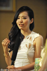 组图：张靓颖剪刀手卖萌 武汉献唱笑容温暖人心