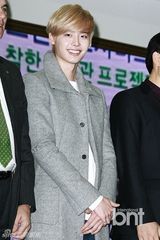 组图：韩星李钟硕助阵公益 金发帅气萌态毕露