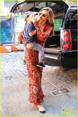 组图：米兰达深V长裙美艳 小宝贝幸福躺妈肩头