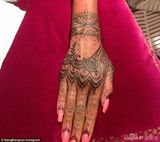 组图：蕾哈娜黑皮胸罩爆乳献唱 秀手背图腾纹身