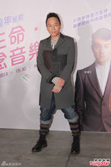 组图：任贤齐自愧腹肌不如张家辉 遭梁汉文投诉